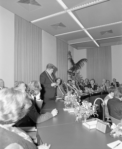 884064 Afbeelding van een toespraak van burgemeester H.J.L. Vonhoff bij een afscheidsvergadering annex -receptie in het ...